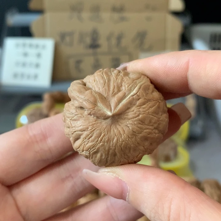 举***独吊坠文玩核桃异形单只，有瑕疵