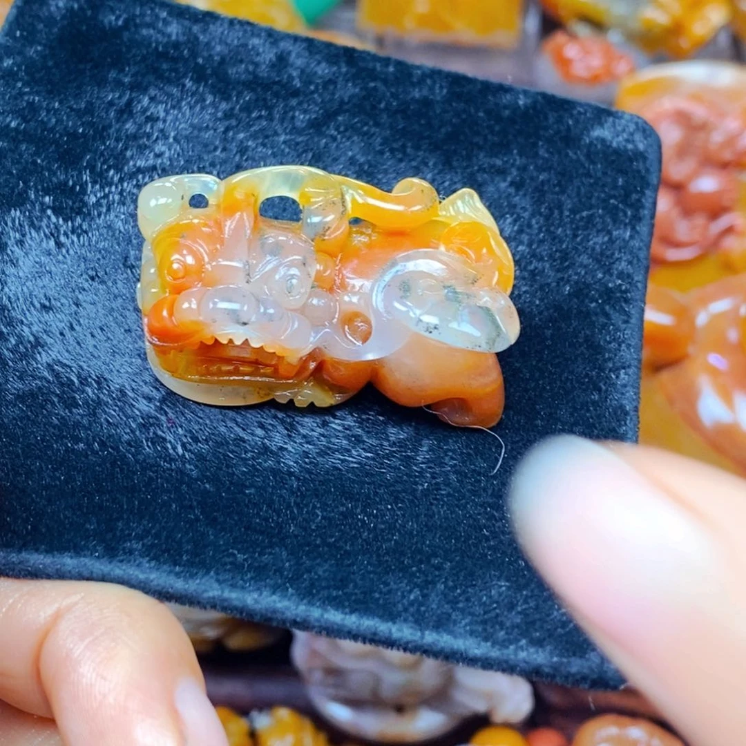 未镶嵌石英质玉（黄龙玉）颈饰
