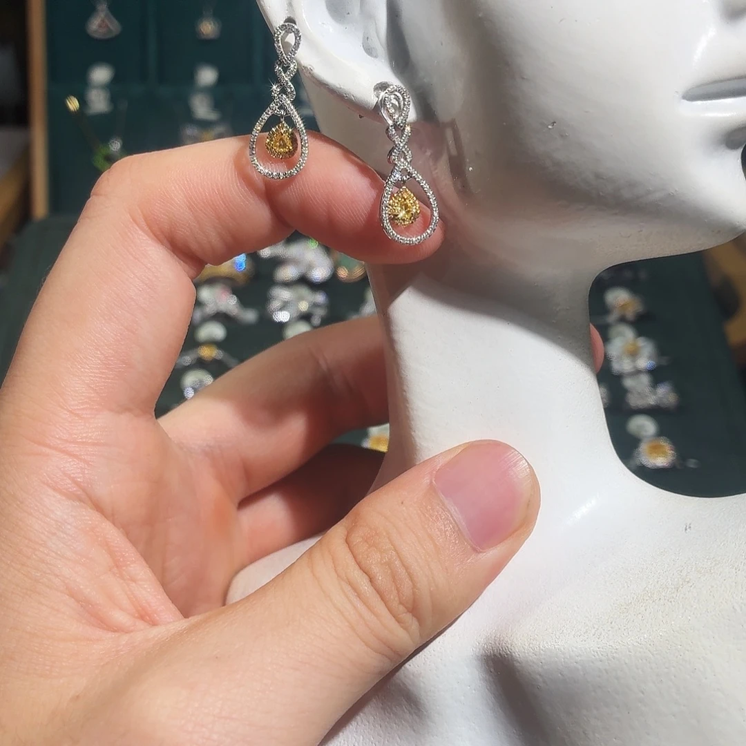 18K金镶嵌钻石耳饰