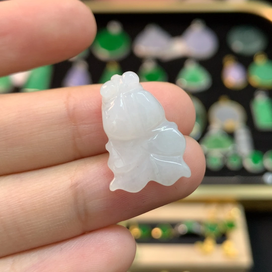 翡翠未镶嵌颈饰鱼