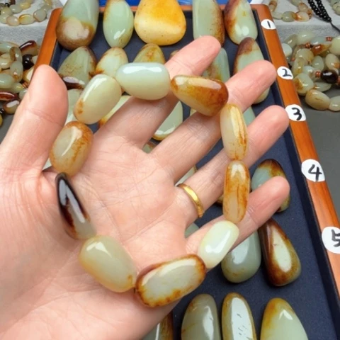 和田玉颈饰未镶嵌牛****店