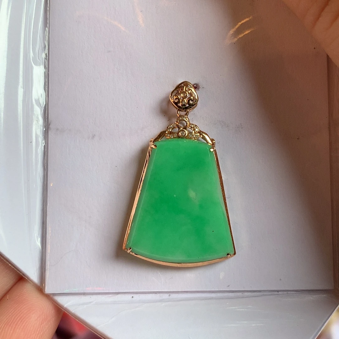 翡翠18K金镶嵌颈饰无事牌