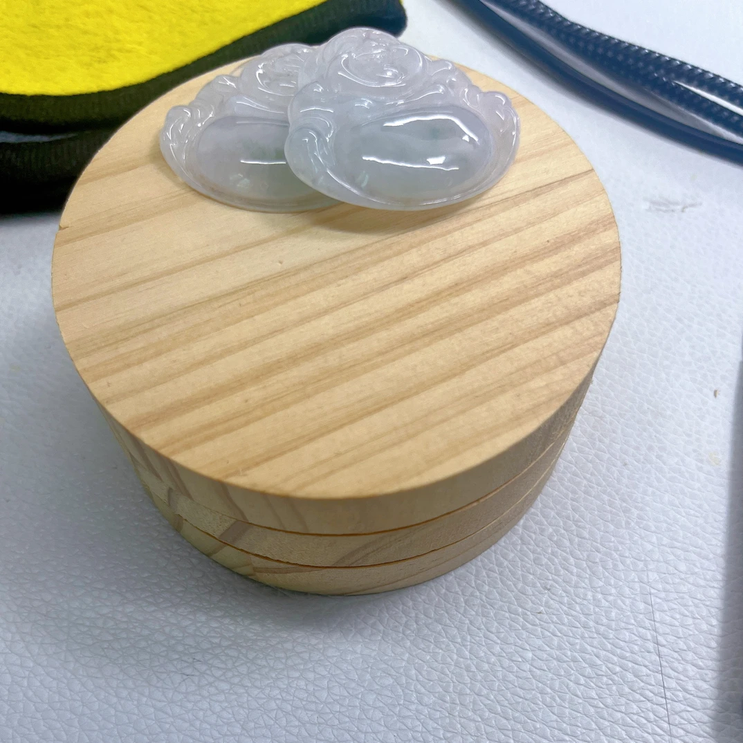 只买单纯的吊坠，没带链子，属的性质。吊坠 圆底座拍照佛公饰品