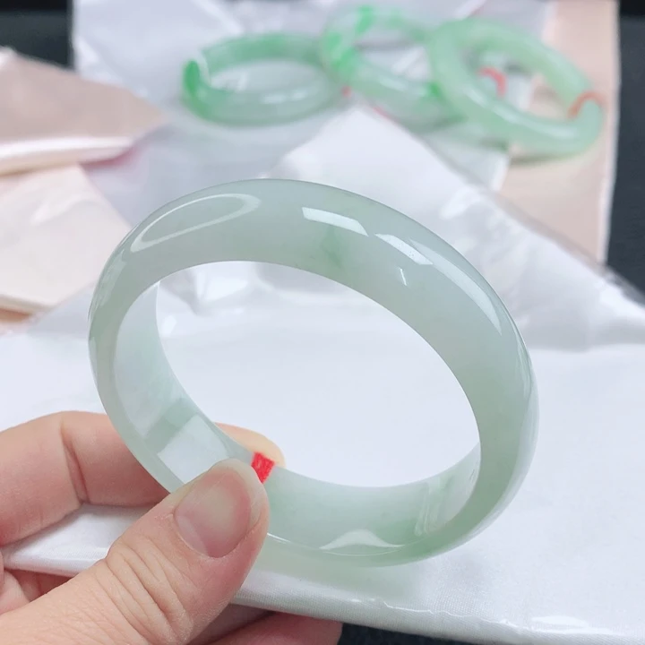 翡翠未镶嵌手镯57+宽版浅绿翡翠手镯