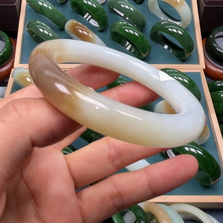和田玉未镶嵌手镯