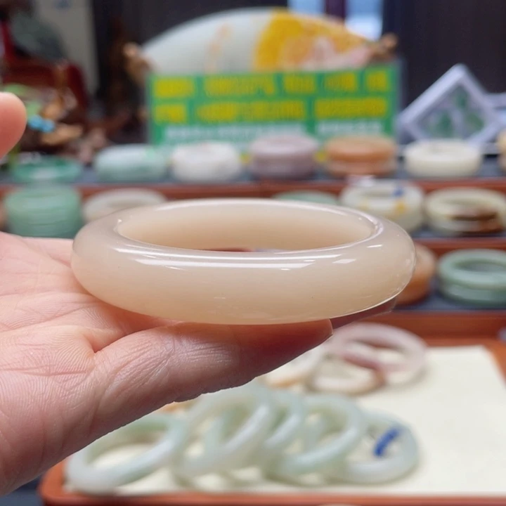 石英质玉手镯未镶嵌藕粉手镯