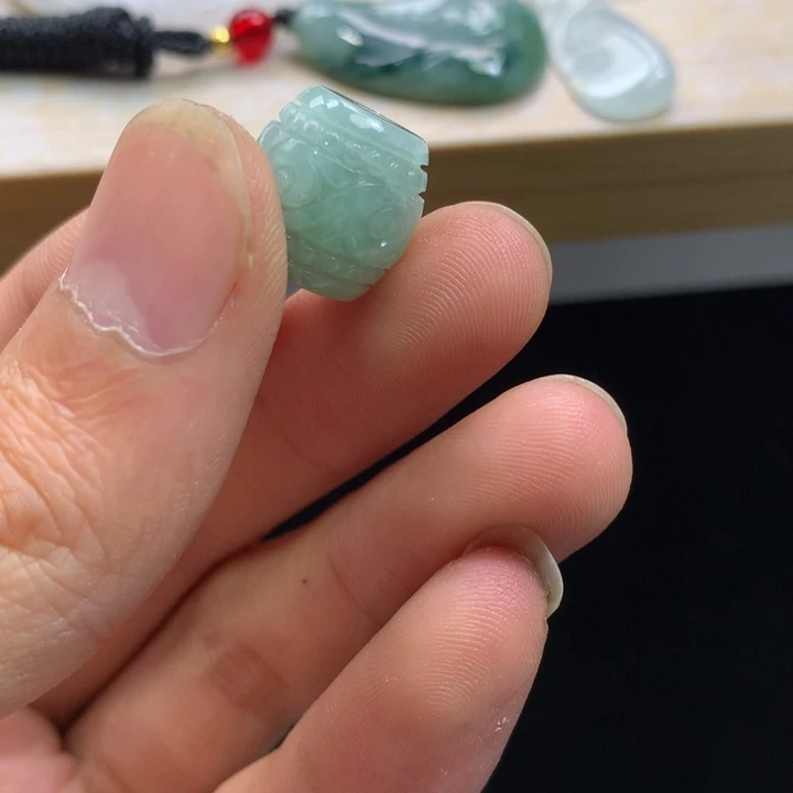 翡翠未镶嵌颈饰吊坠