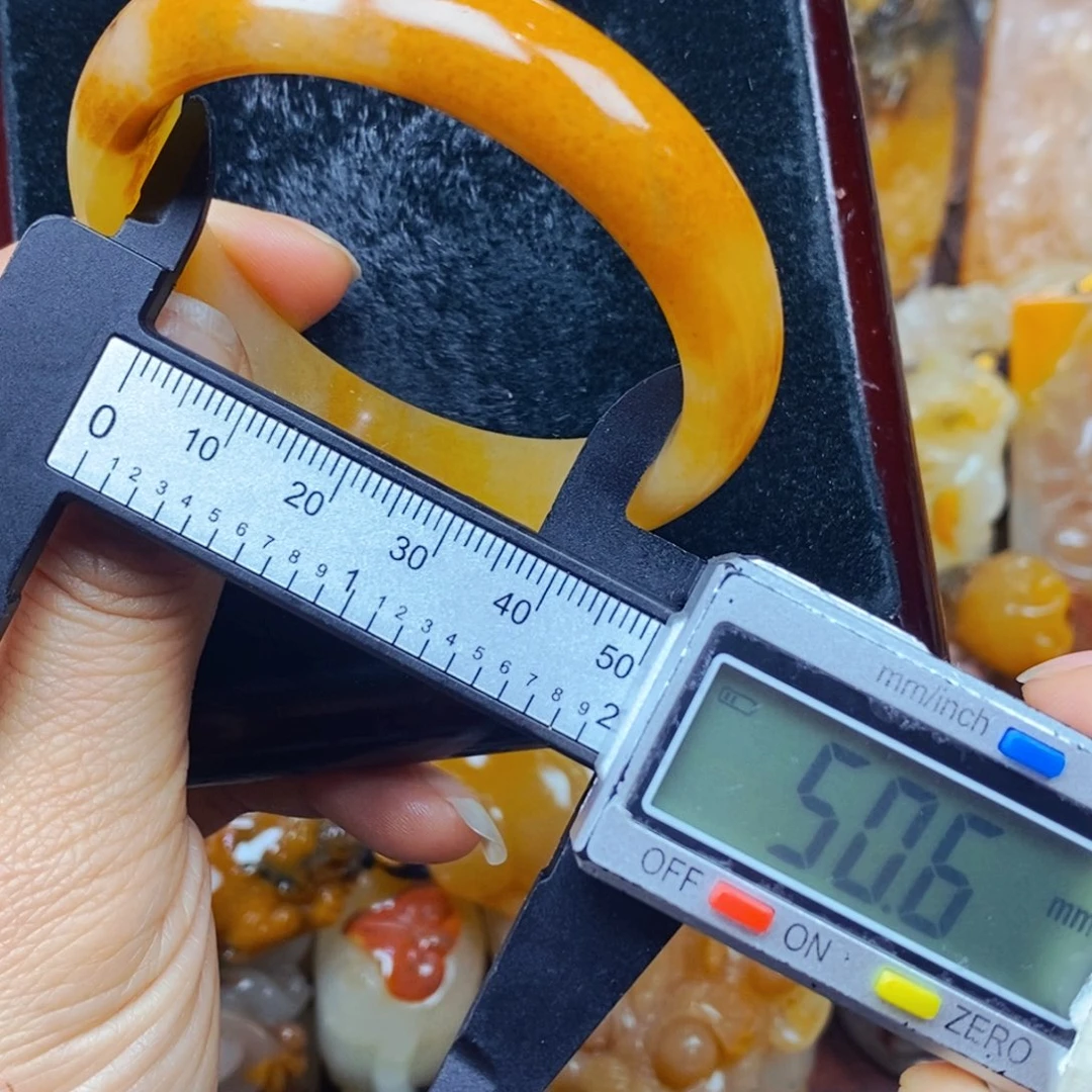 石英质玉（黄龙玉）未镶嵌颈饰