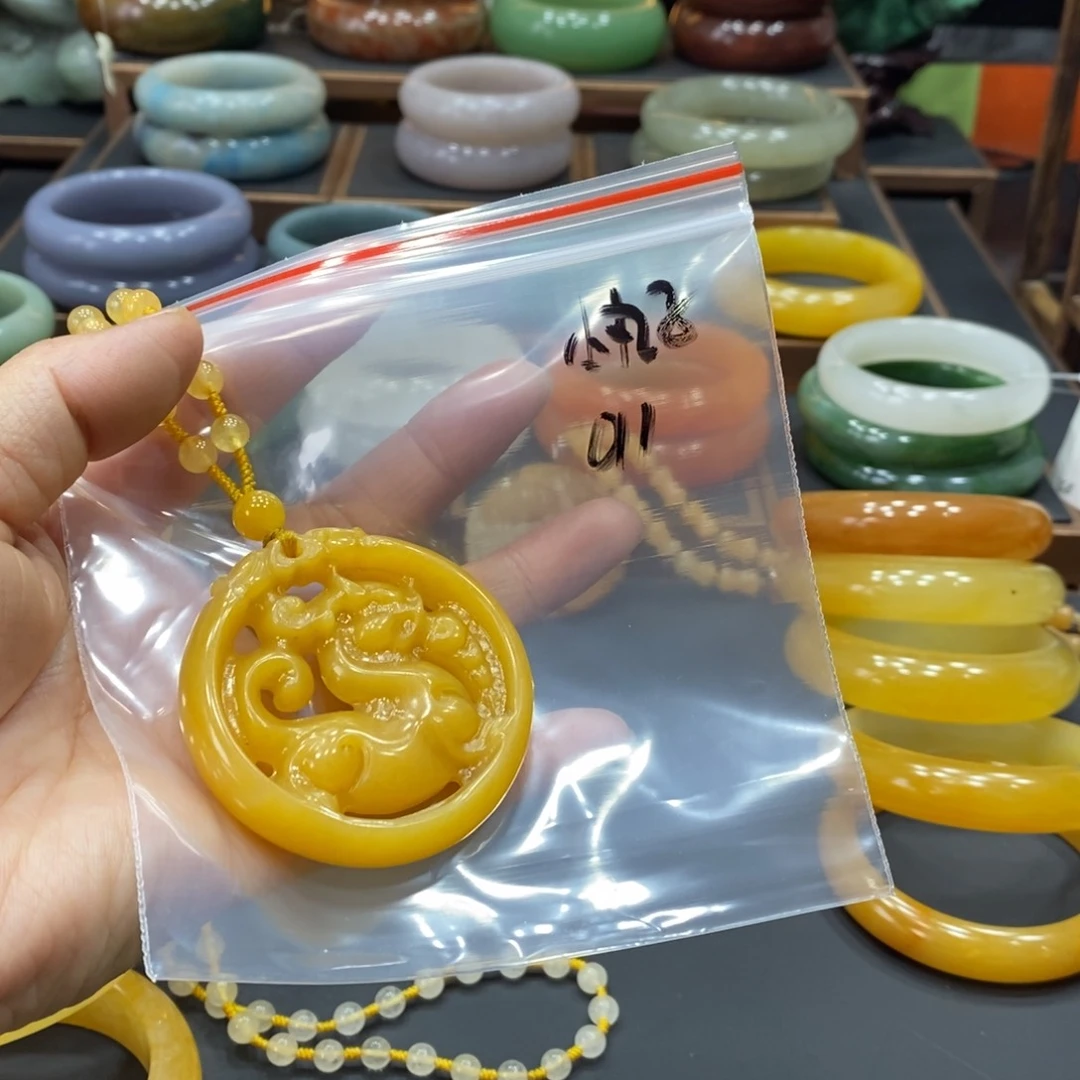 石英质玉吊坠未镶嵌小*子