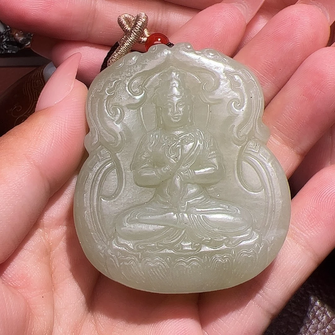 杨***生和田玉未镶嵌颈饰