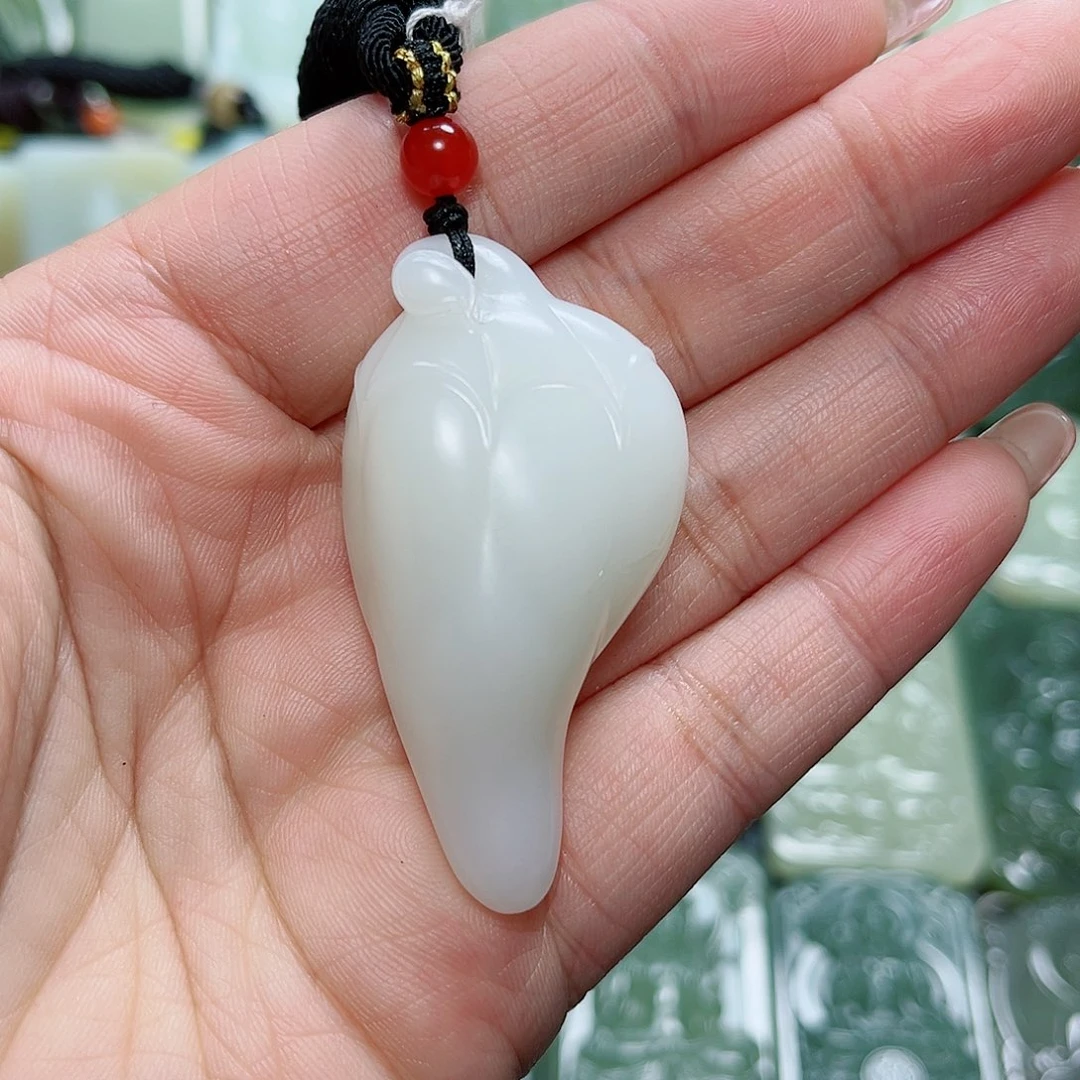筱***唁和田玉未镶嵌颈饰