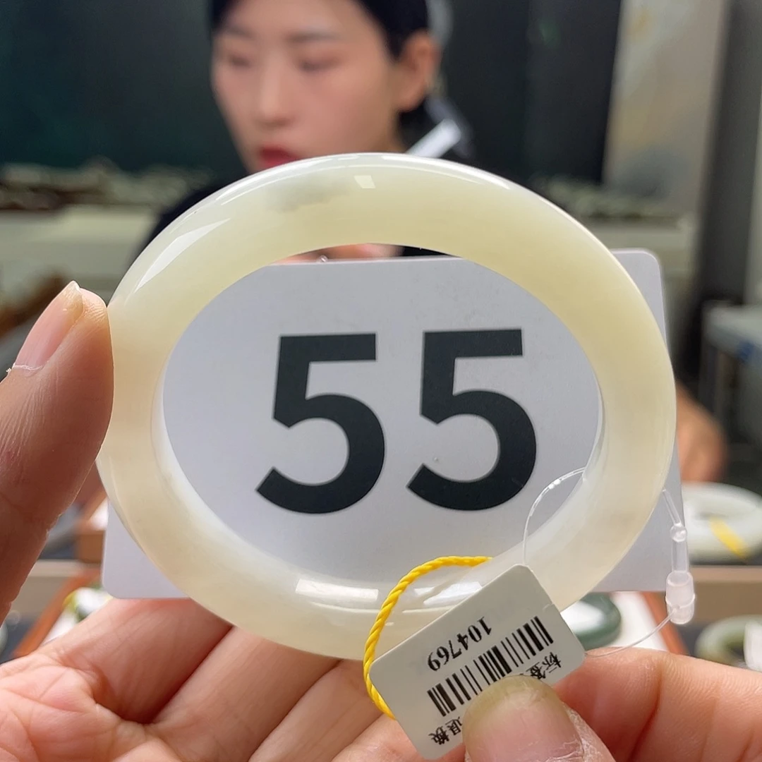 和田玉手镯未镶嵌微瑕66