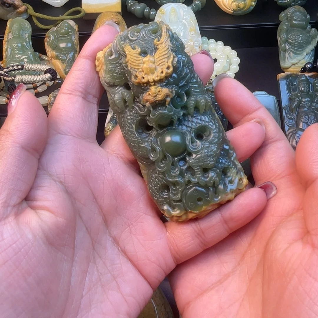 乌***！透闪石质玉未镶嵌手链