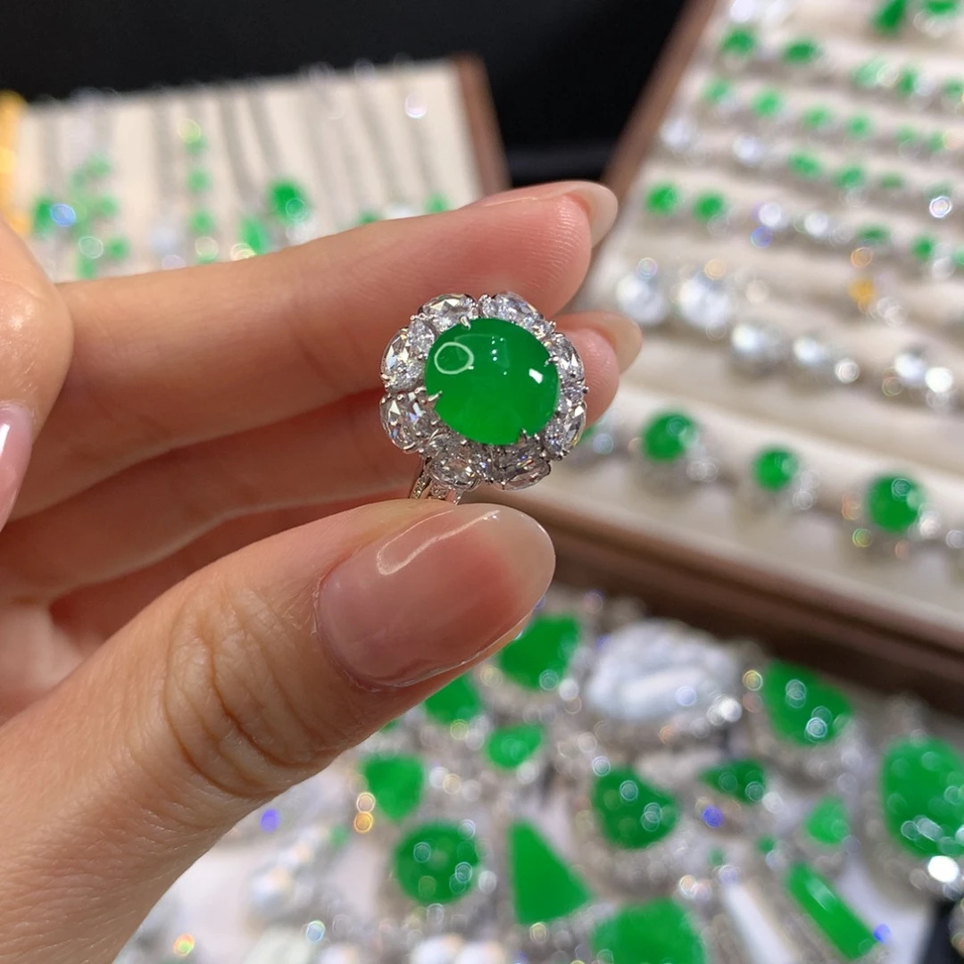 翡翠18K金镶嵌颈饰蛋面戒指