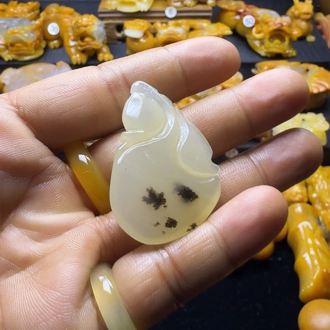 石英质玉（黄龙玉）未镶嵌颈饰