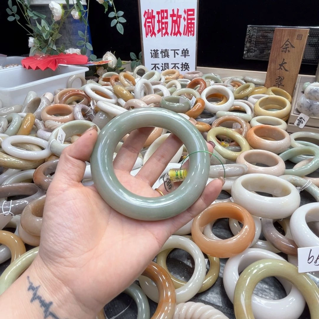 石英质玉手镯（圆镯）未镶嵌小*莓