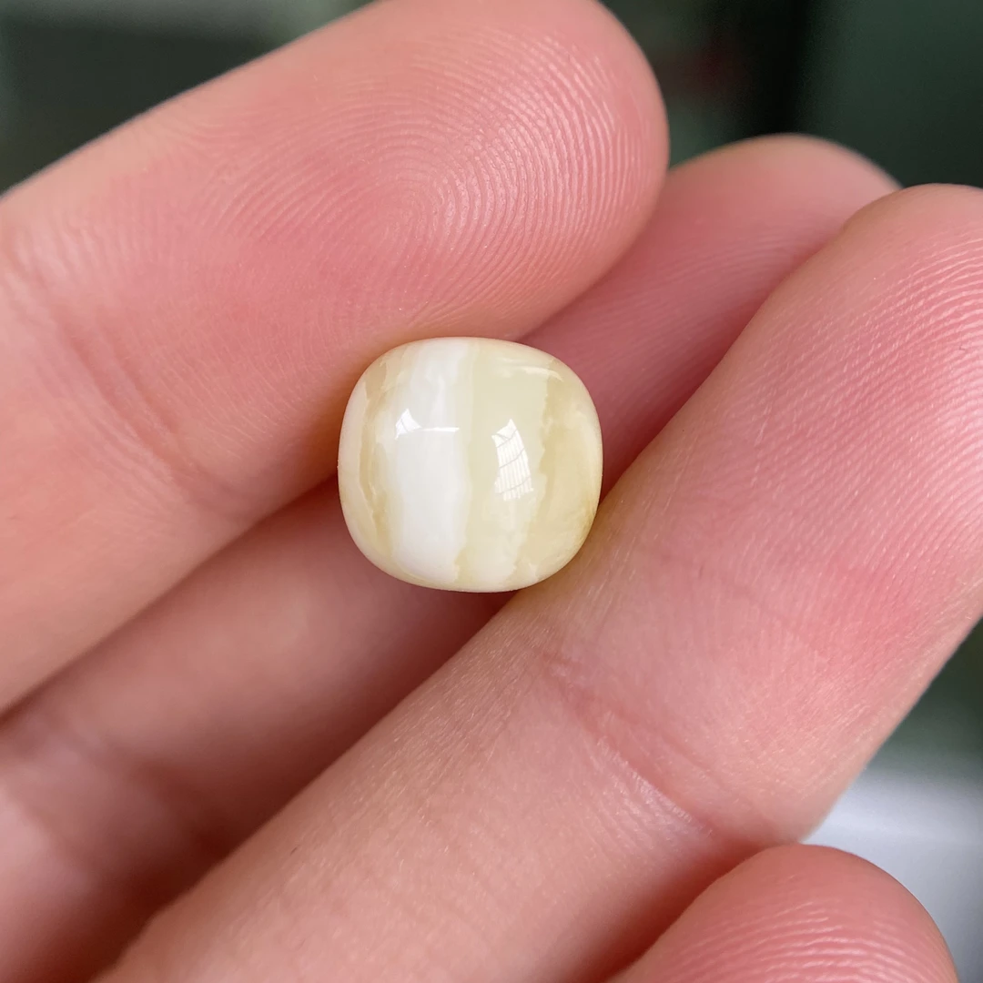 蜜蜡千层老型配饰10.2×9.7mm，清货不退，孔侧边边有个小坑眼，