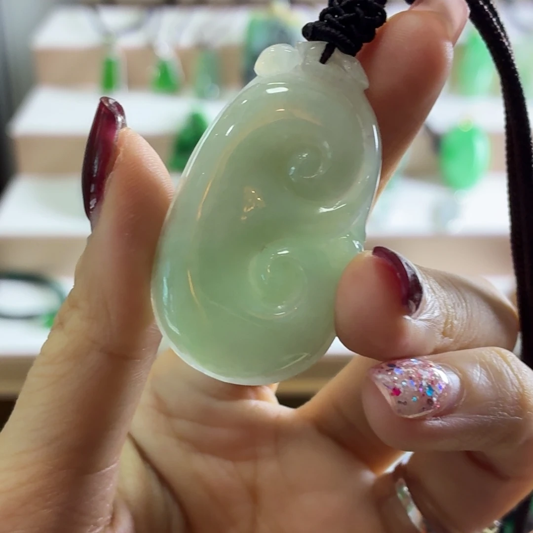 翡翠未镶嵌颈饰如意