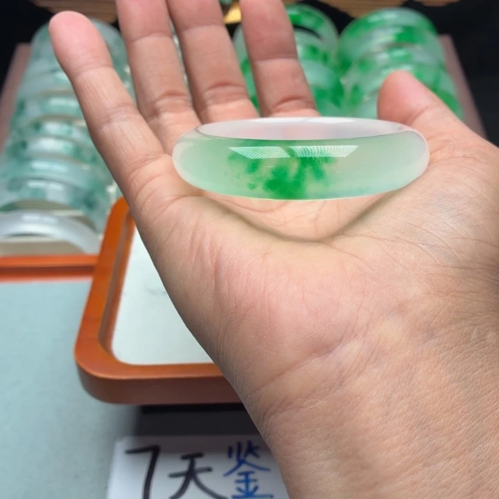 晓***妍石英质玉未镶嵌手镯