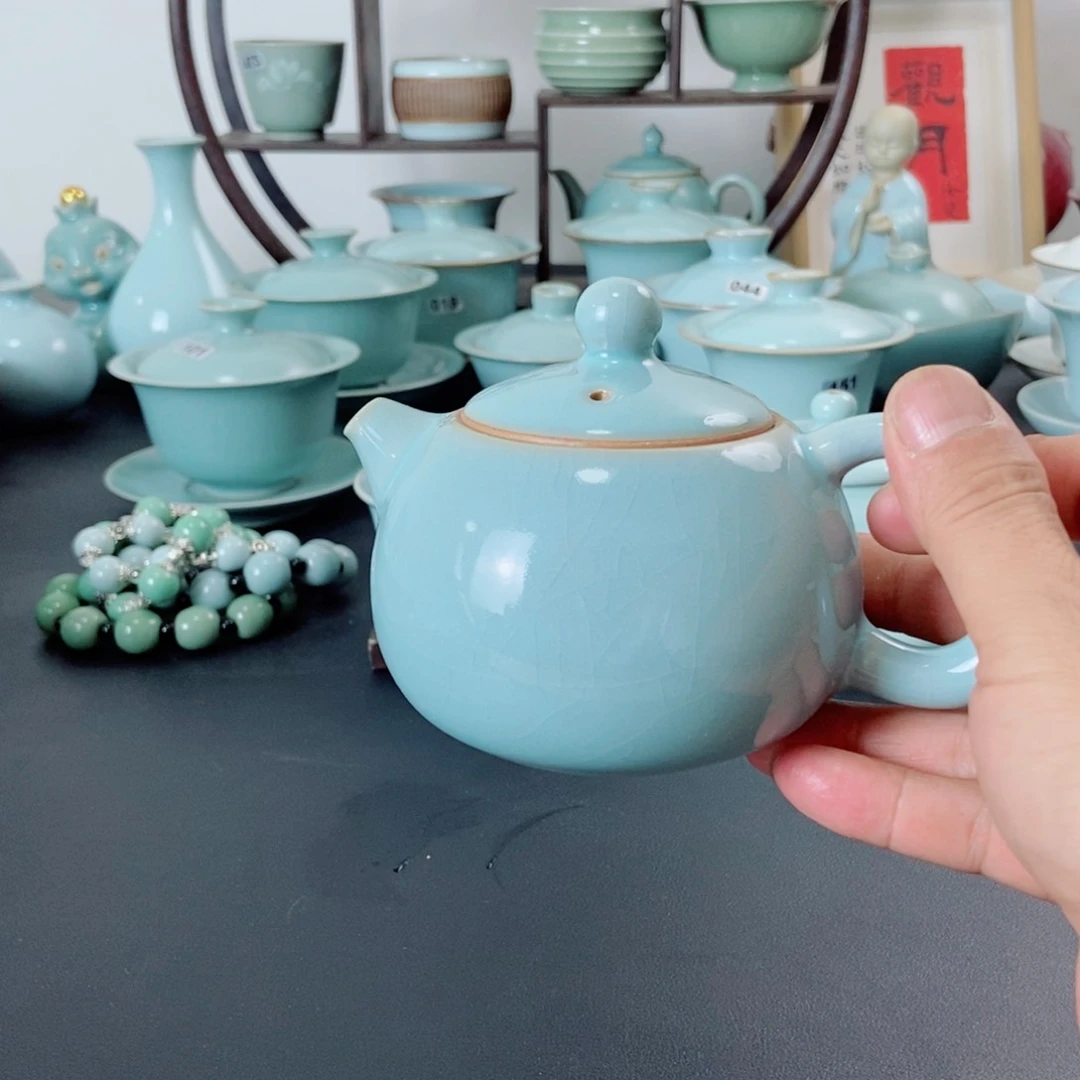 微瑕天青釉支钉西施壶
