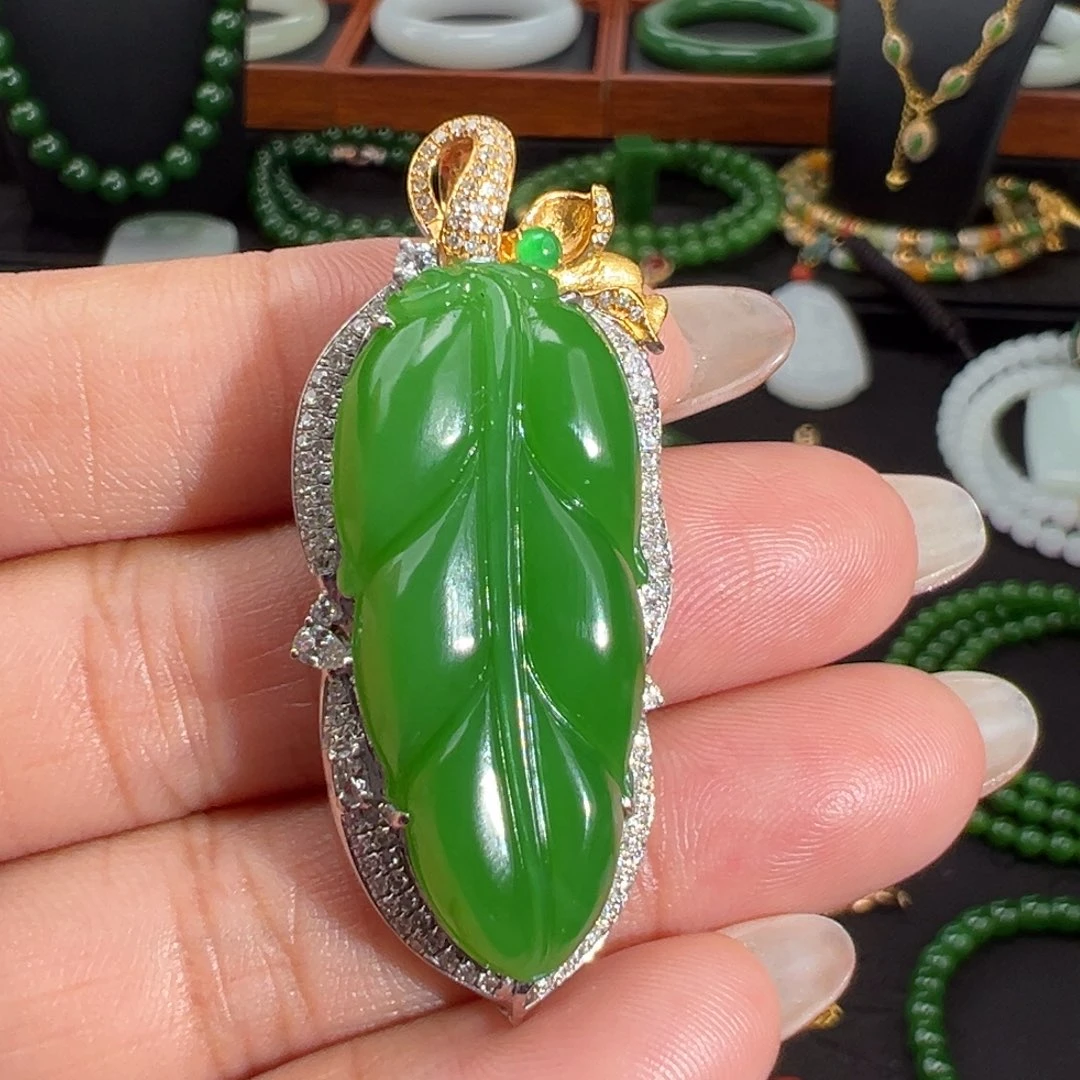 和田玉18K金镶嵌颈饰果绿高色金枝玉叶