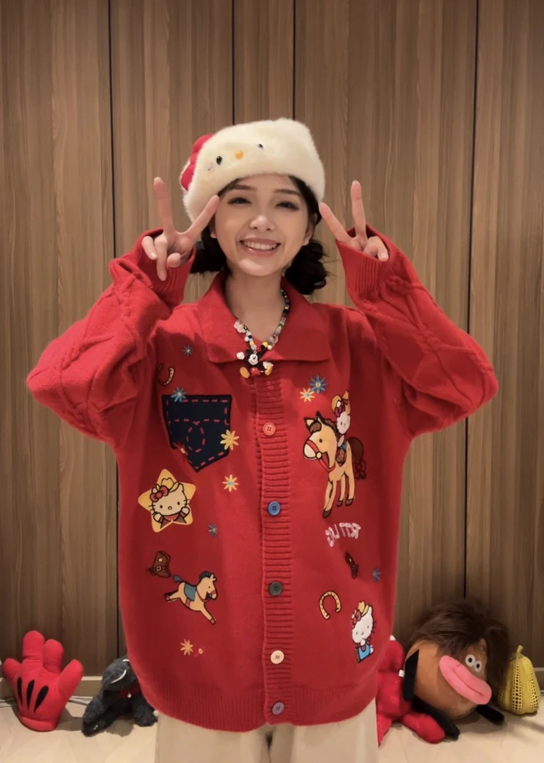 【骑马KT毛衣-879】R77刺绣设计纽扣毛衣百搭男女同款-879