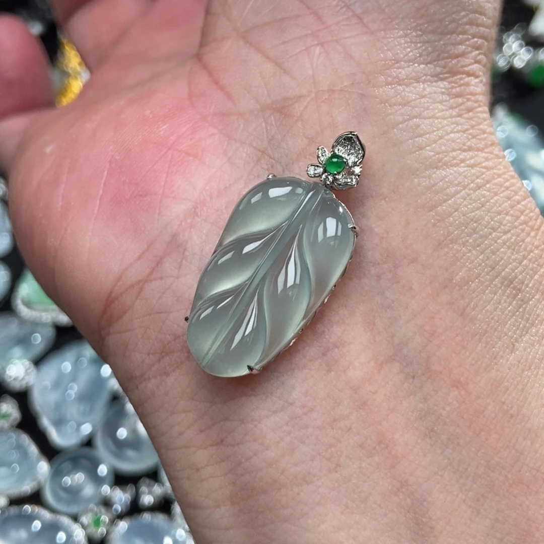 颈饰18K金镶嵌翡翠叶子