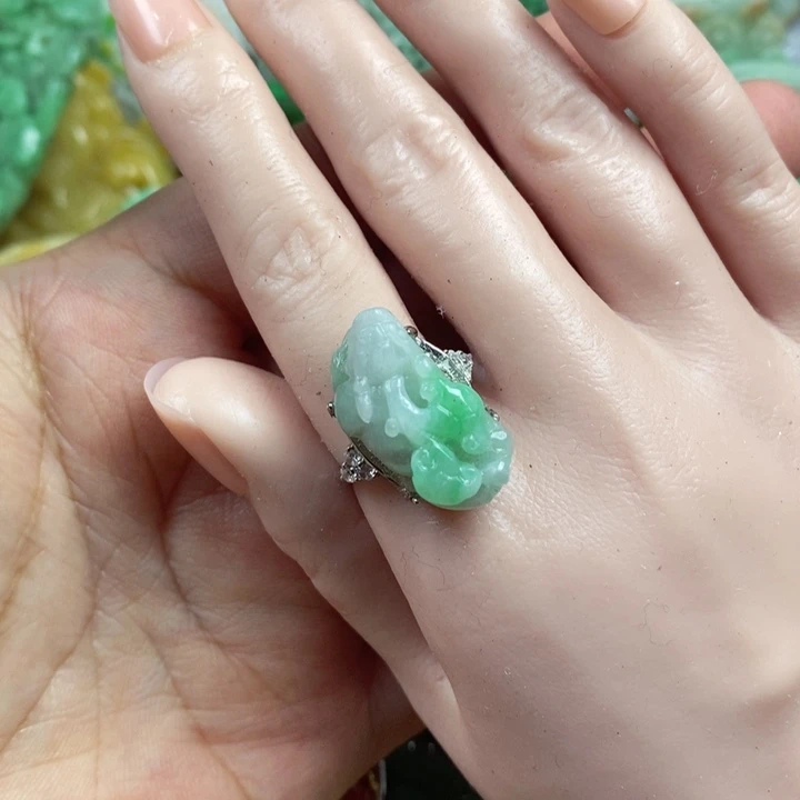 翡翠未镶嵌吊坠(赠链)
