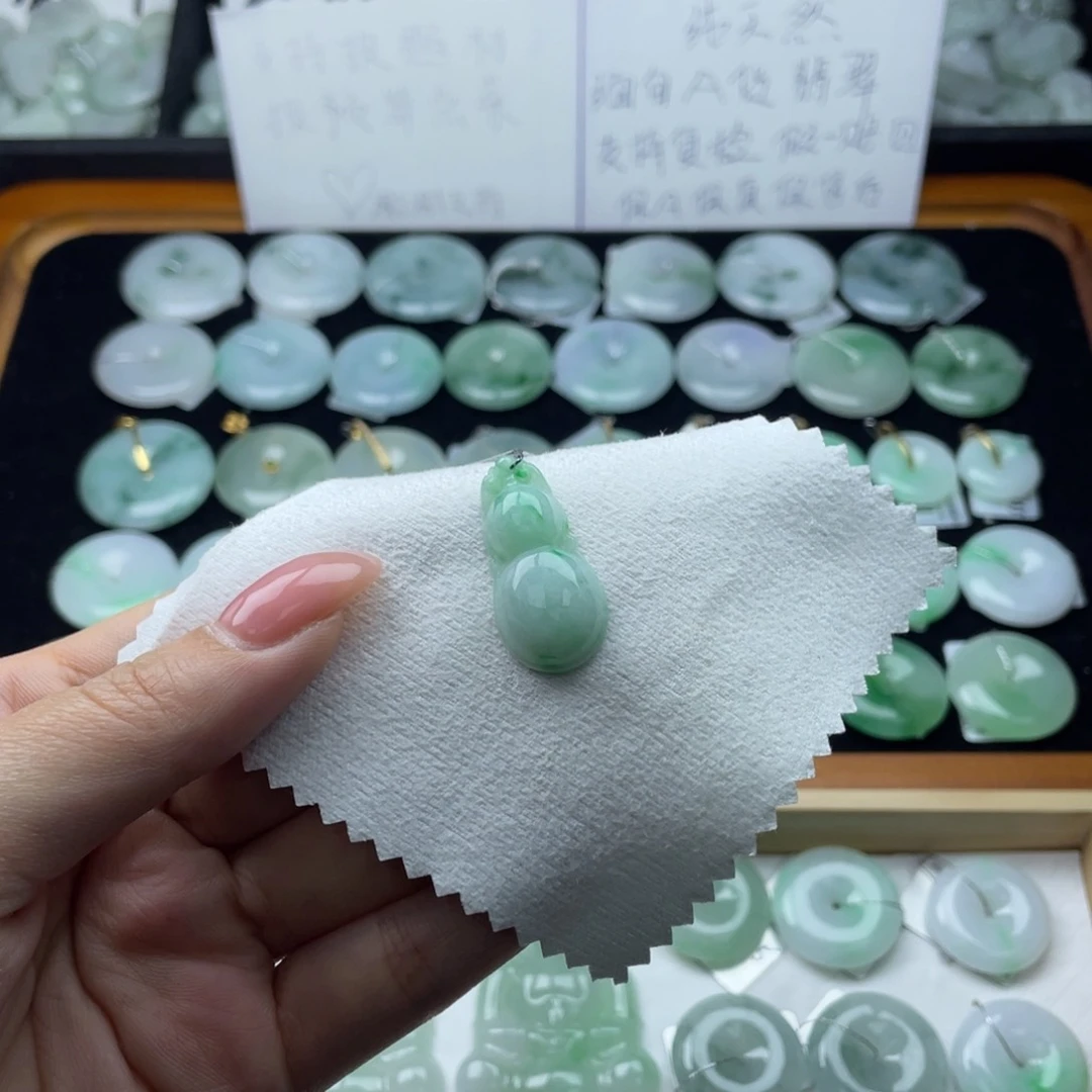 翡翠颈饰未镶嵌葫芦