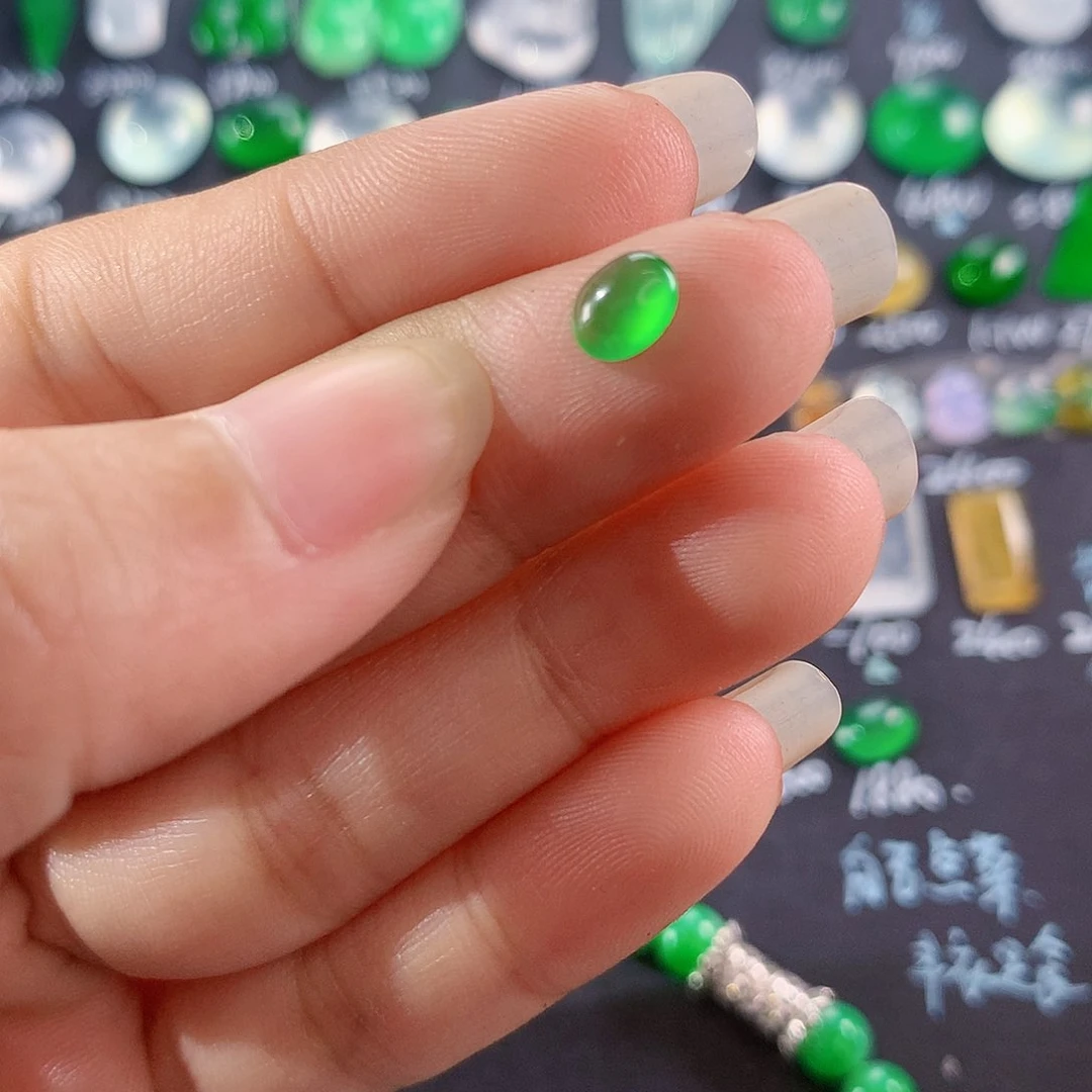 【闪购商品】翡翠颈饰未镶嵌木那蛋面