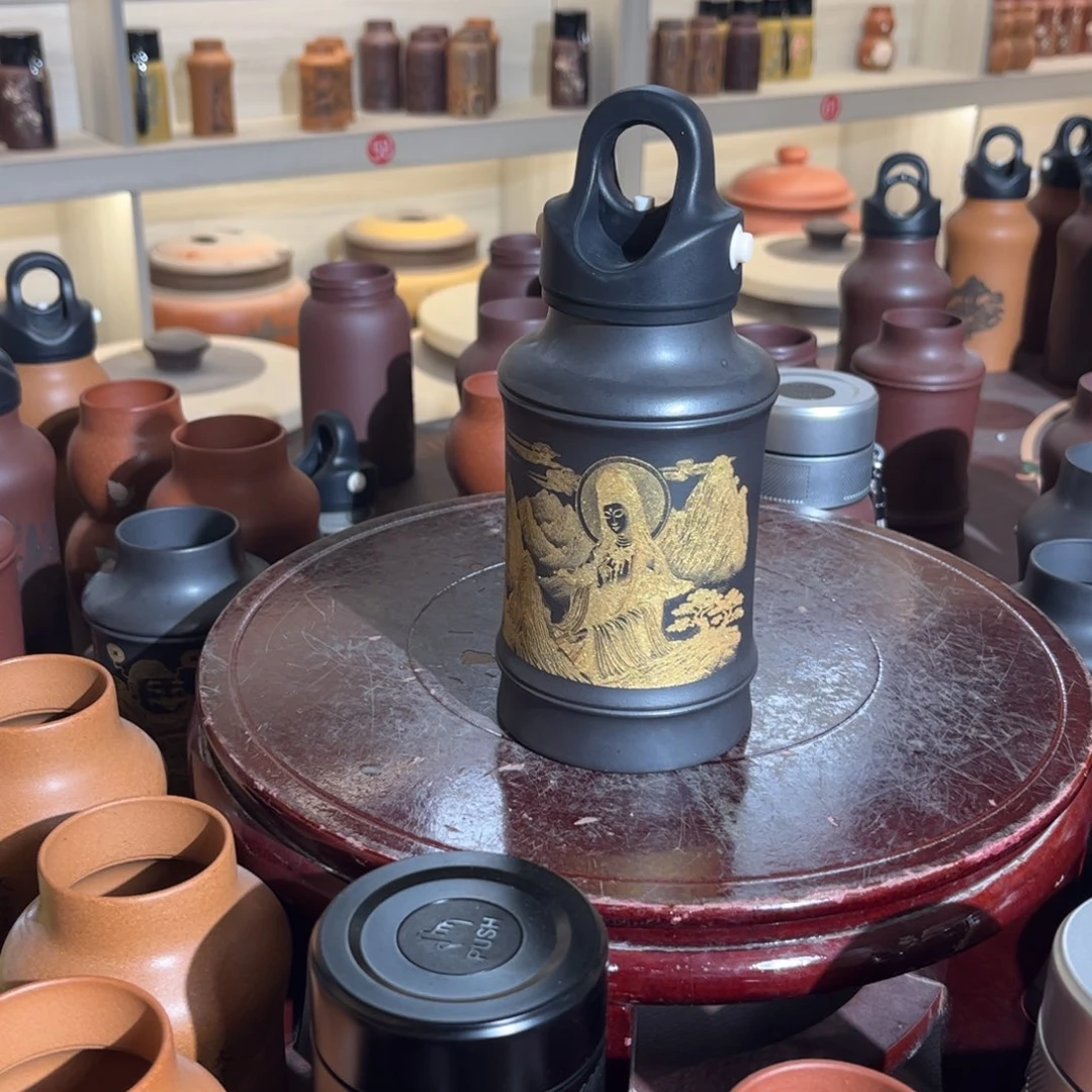 紫砂茶杯醒茶色的