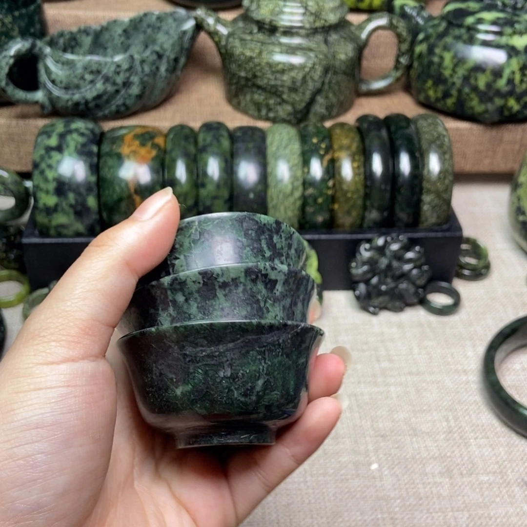 蛇纹石玉颈饰未镶嵌微瑕