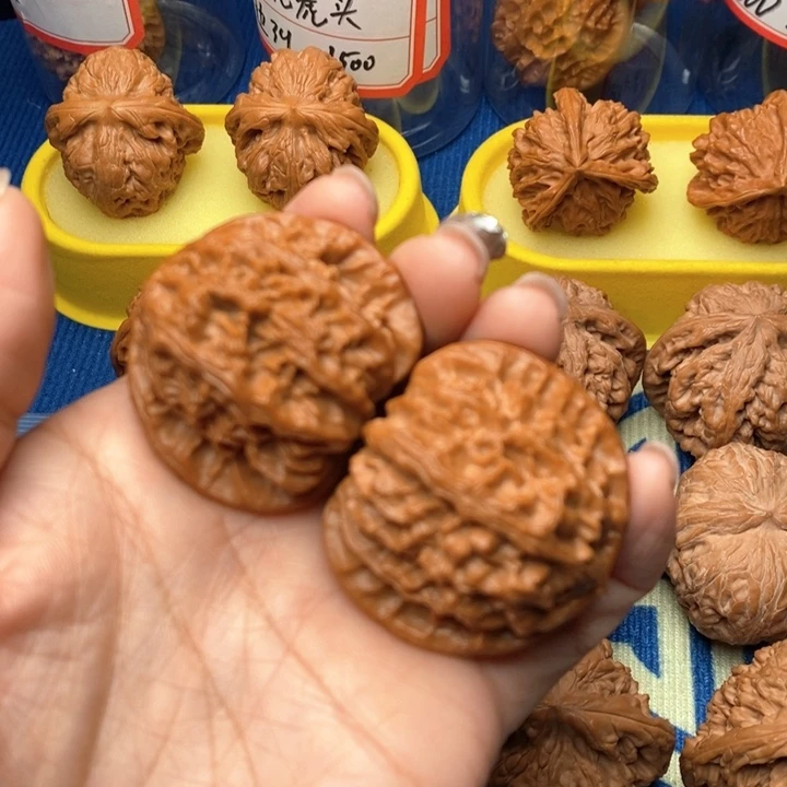 吊坠桃核白狮子42