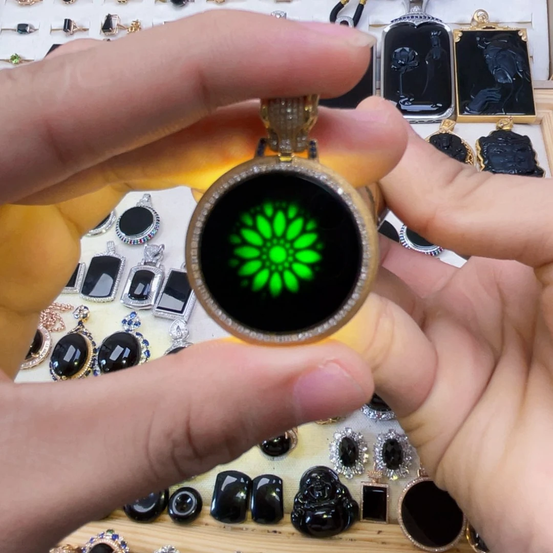 18K金镶嵌定制翡翠墨翠圆牌吊坠