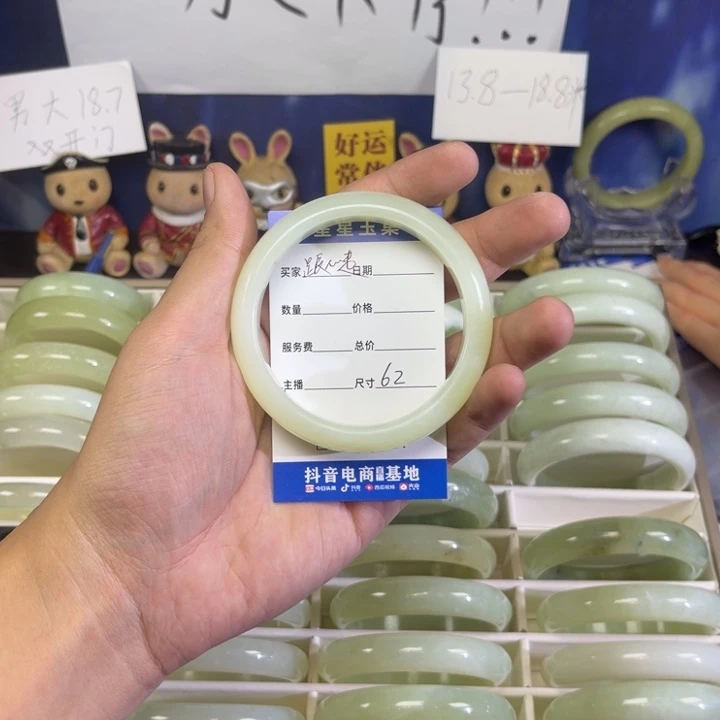 蛇纹石玉手镯未镶嵌跟*走