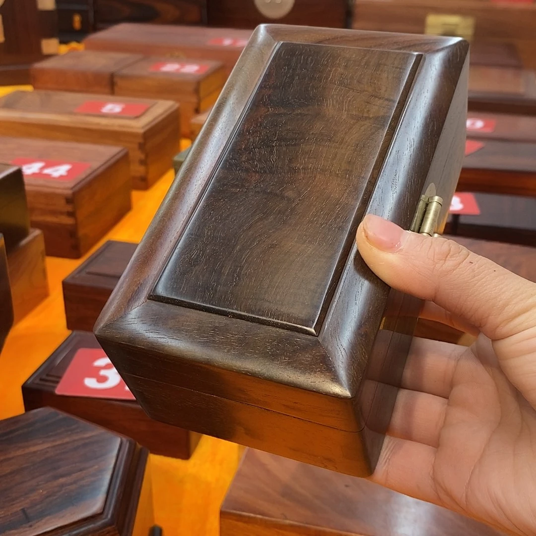 小***吒木大红酸枝翻盖盒