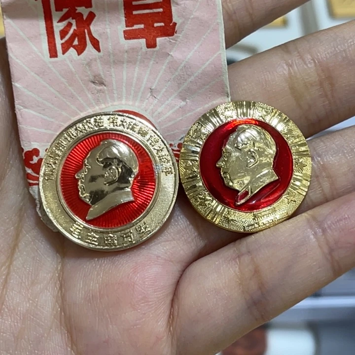 辉达利红色收藏纪念章