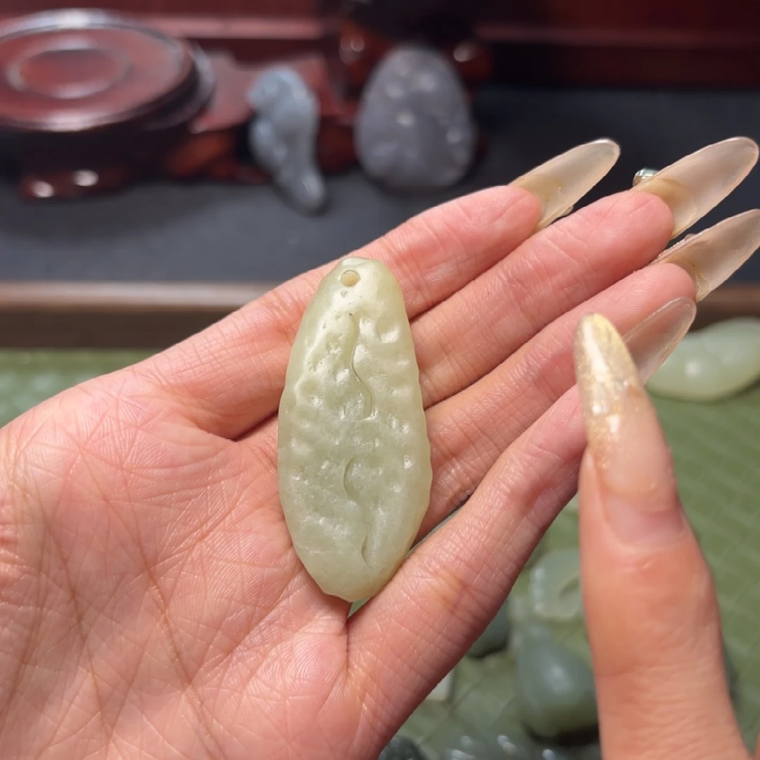 和田玉未镶嵌颈饰正常结构