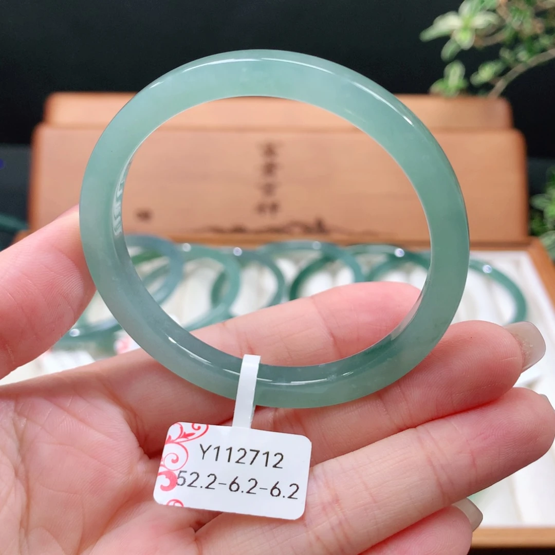 翡翠手镯未镶嵌天然