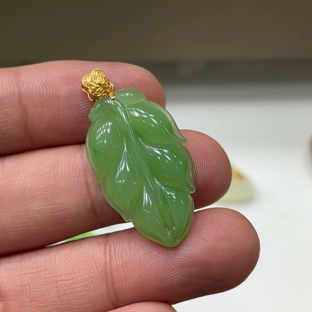 颈饰18K金镶嵌和田玉叶子苹果绿卡35