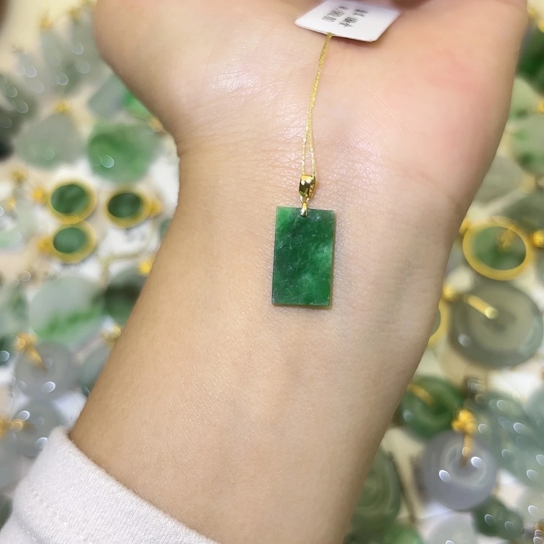 翡翠18K金镶嵌颈饰无事牌