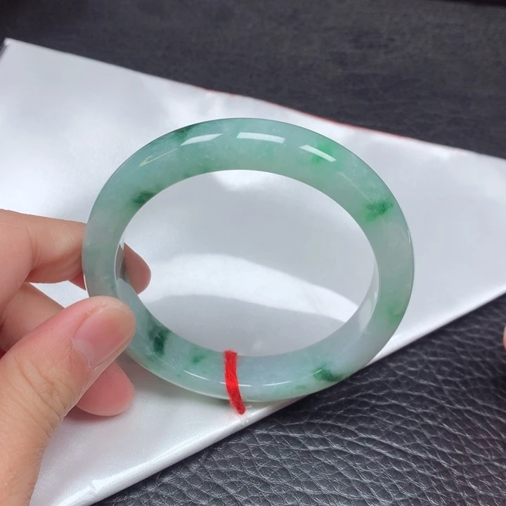 翡翠手镯未镶嵌。