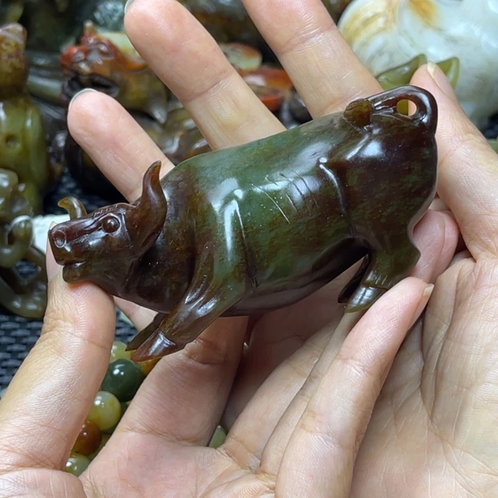 朱***儿颈饰未镶嵌和田玉
