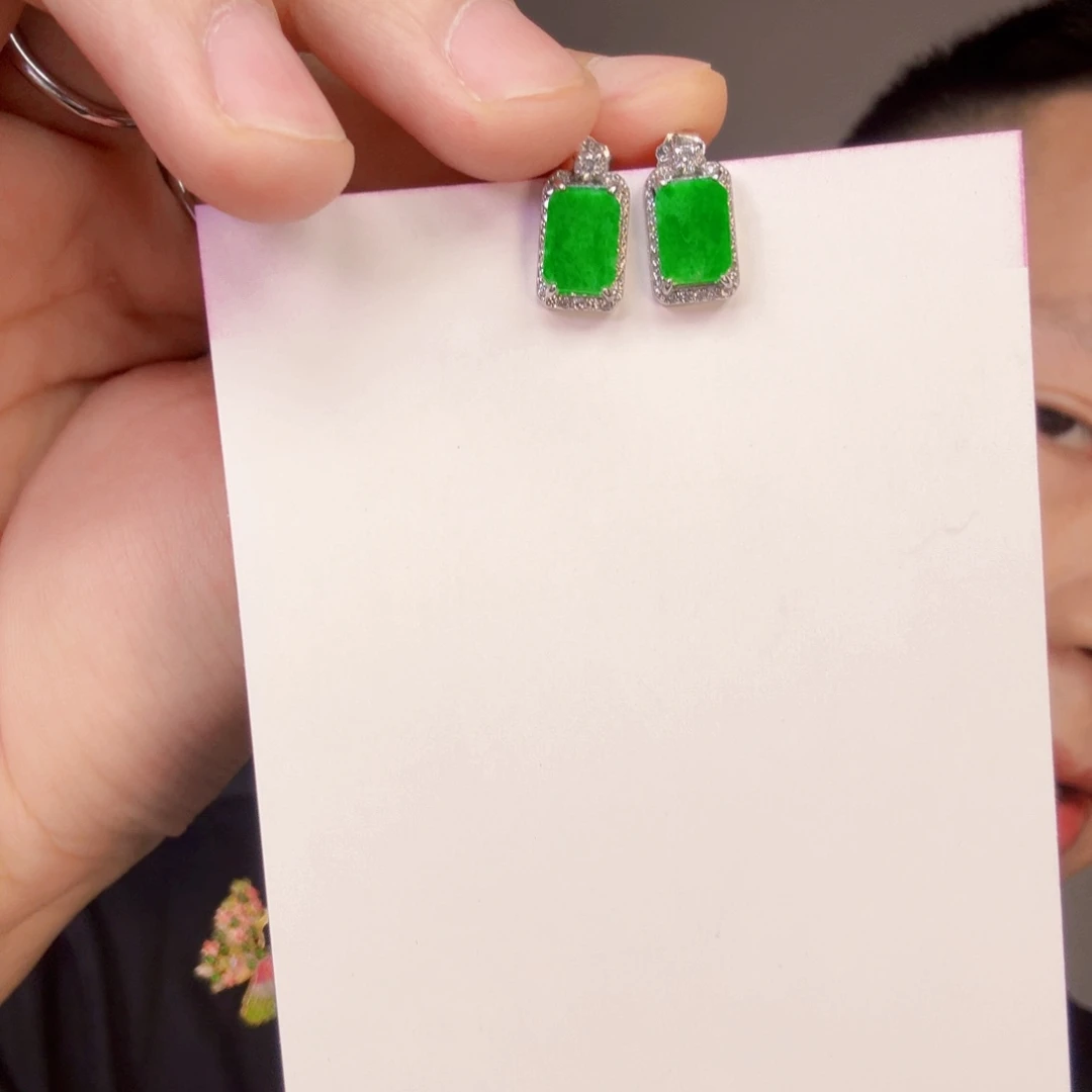 翡翠未镶嵌颈饰一对