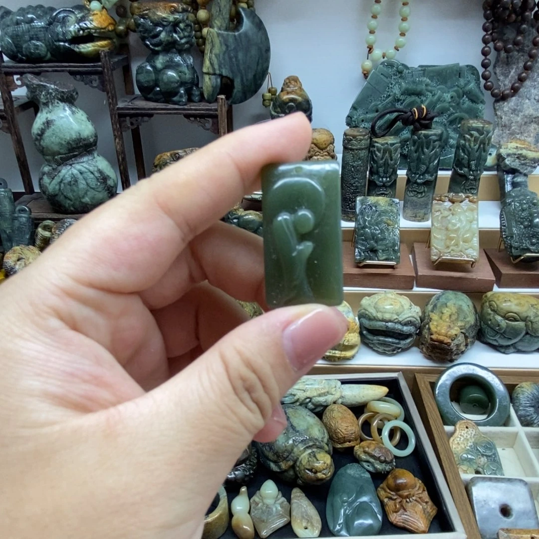 未镶嵌岫岩老玉（透闪石质玉）把件