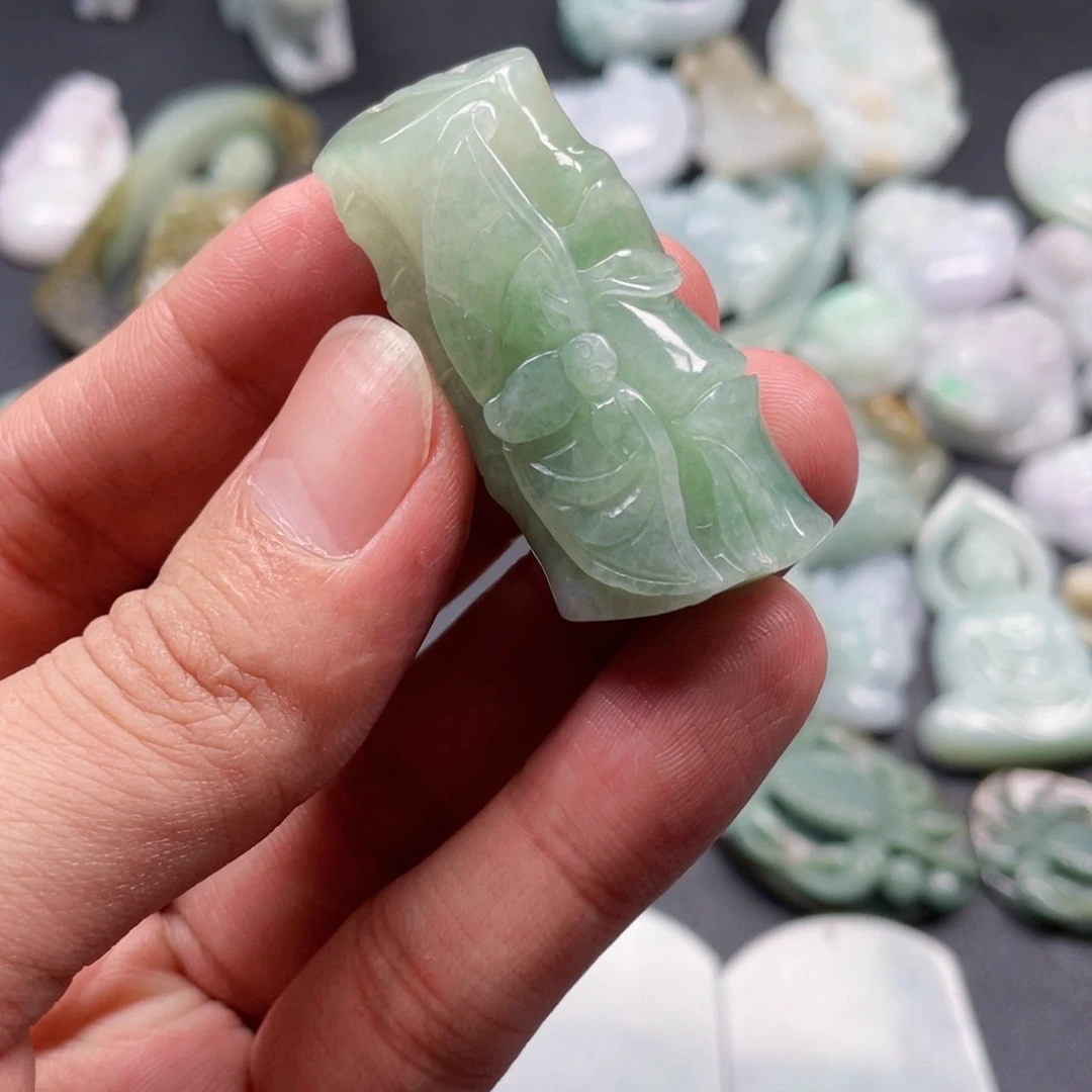 翡翠未镶嵌颈饰大****?翡翠