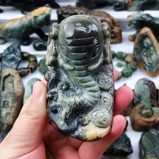 未镶嵌岫岩河磨玉（透闪石质玉）把件