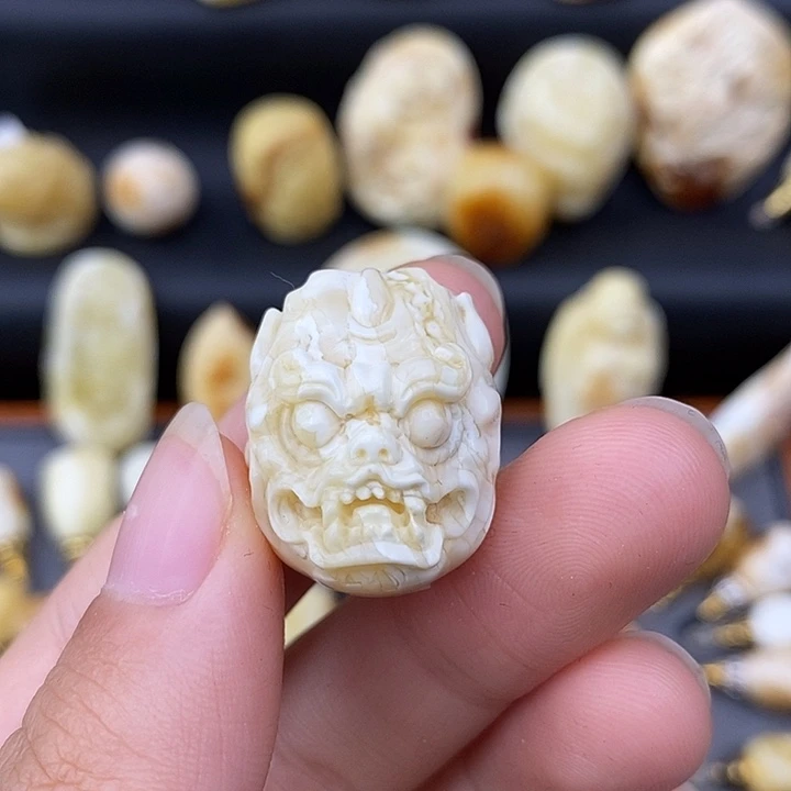 琥珀未镶嵌裸石兽面瓷白腊虎皮y31