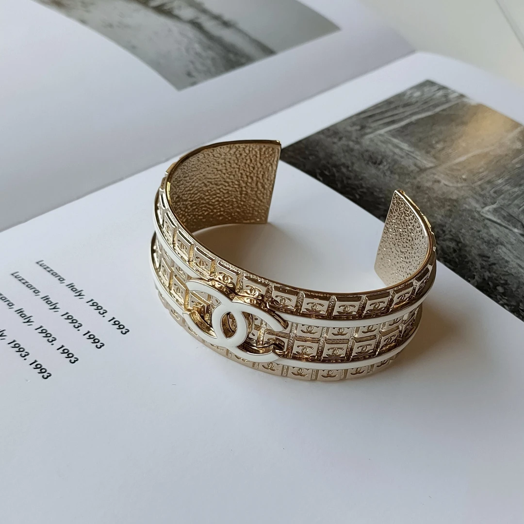 95新 Chanel/香奈儿 Azul-24c浅金白珐琅浮雕小方块宽版手镯41686