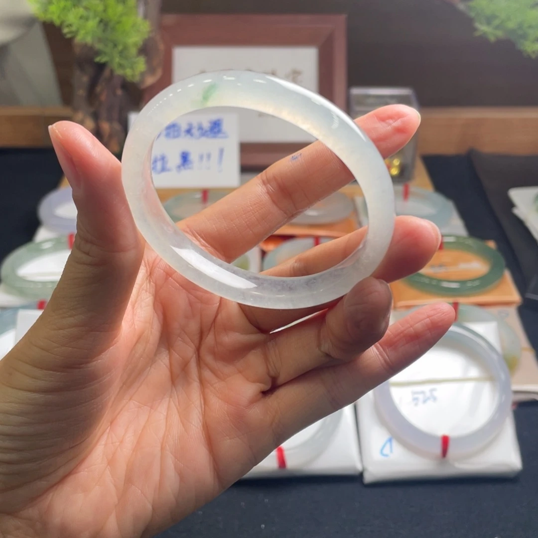 翡翠手镯未镶嵌不***啦54贵妃